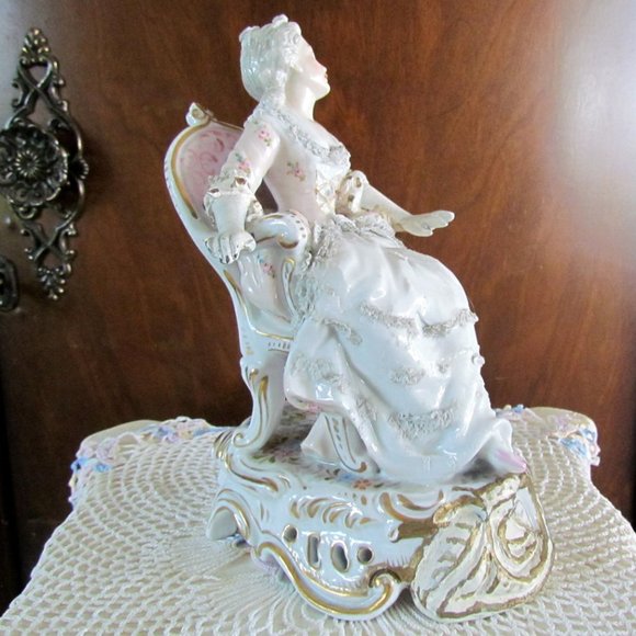 PLAUE PORCELAIN FIGURINE, SEATED LADY, GEORGIAN STYLE GOWN & CHAIR, GERMANY - Picture 10 of 16